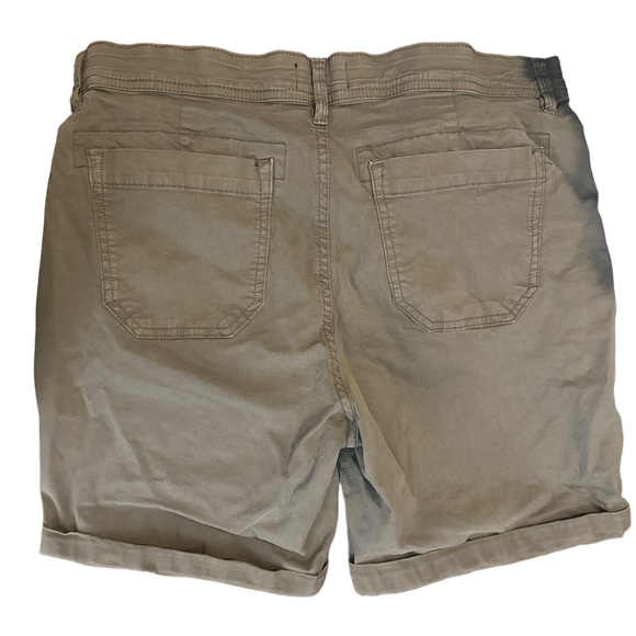 $5- Women’s Curve Apparel Shorts Sz 6/28 (MUST BE BUNDLED 3 OR MORE) - Picture 2 of 3